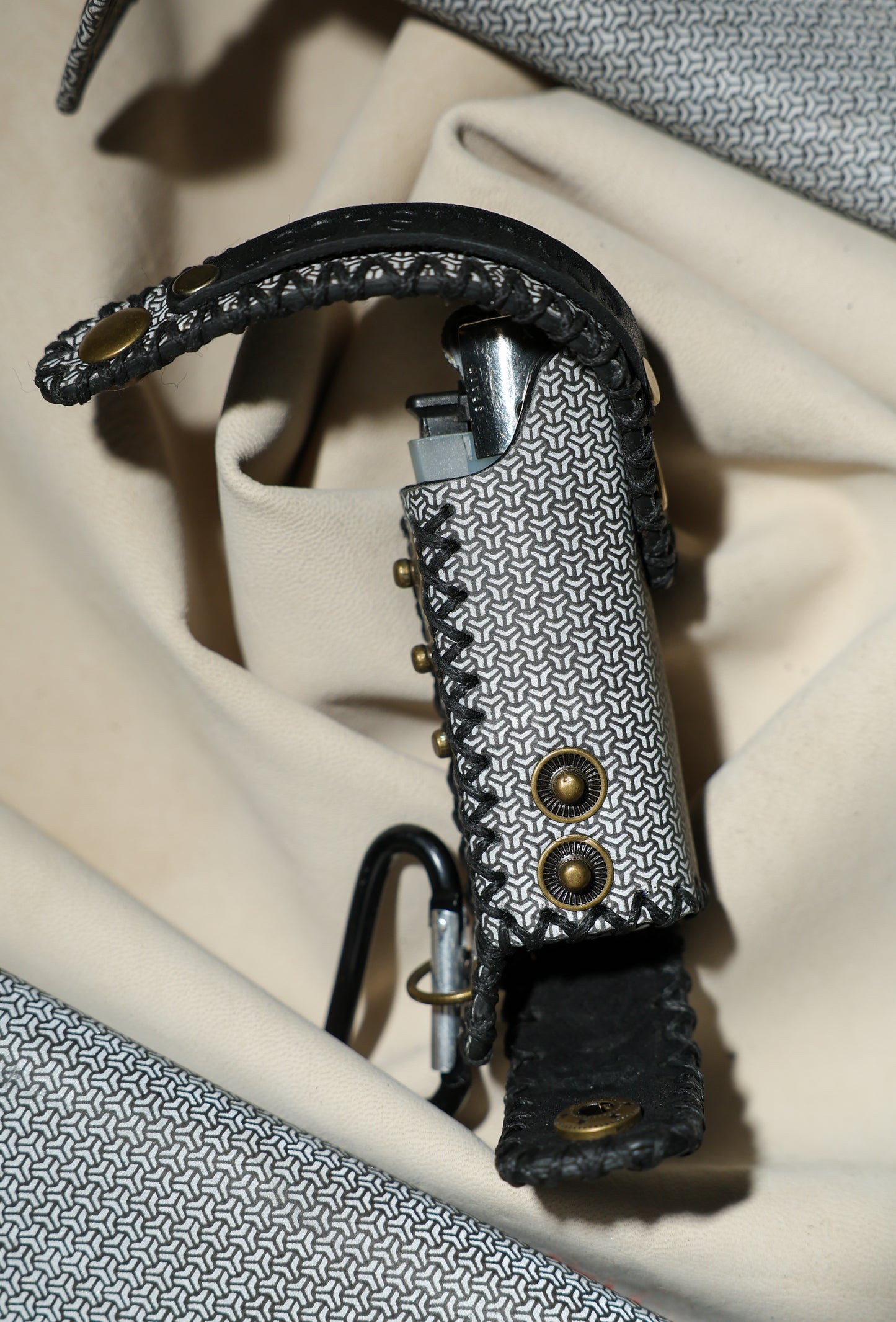 LIGHTER HOLDER / TRIQUETRA RADIANCE