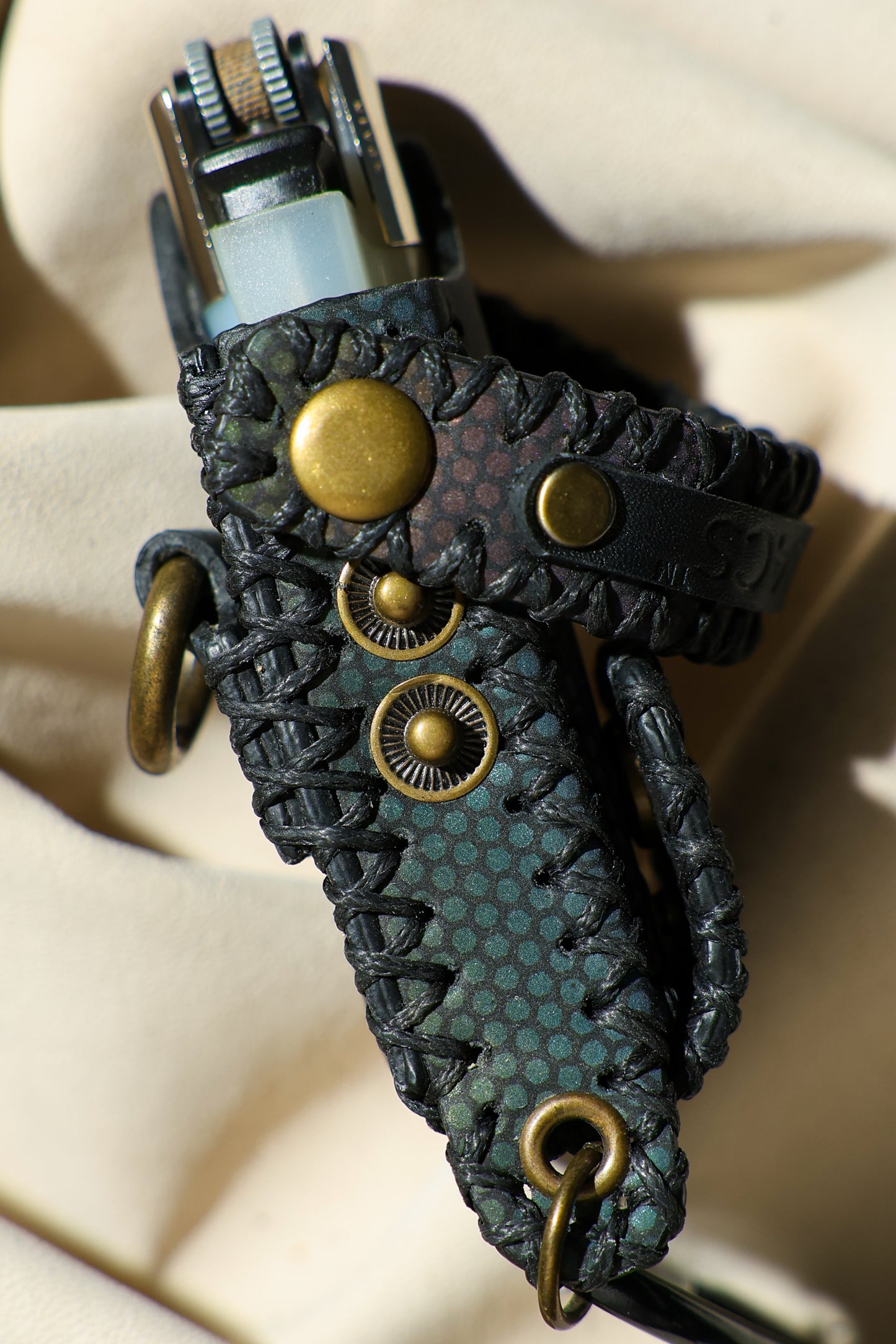 LIGHTER HOLDER / HONEYCOMB RADIANCE